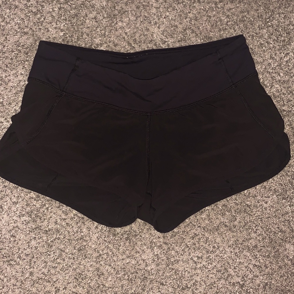 lululemon black low rise 2.5 lined shorts (size 4)